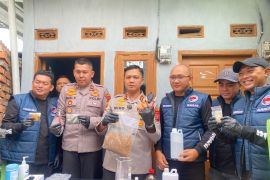 Polres Cimahi bongkar praktik produksi tembakau sintetis di rumah kontrakan di Gang Bakti