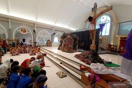 Visualisasi Jalan Salib di Surabaya diwarnai budaya Jawa