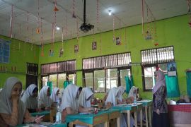 PLN Kalselteng pasang listrik di MTsN 2 Hulu Sungai Tengah