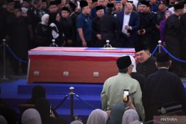 ANWAR IBRAHIM HADIR PEMAKAMAN JENAZAH MANTAN PM MALAYSIA Page 3 Small