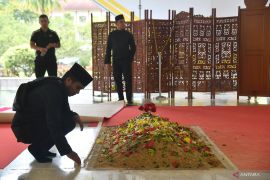 PEMAKAMAN JENAZAH MANTAN PERDANA MENTERI MALAYSIA KE-5 Page 5 Small