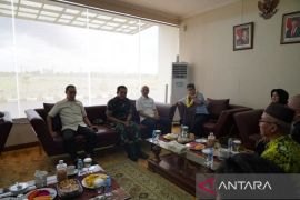 Eddy Iskandar sambut kedatangan Gubernur-Wakil Gubernur Babel di bandara Depati Amir