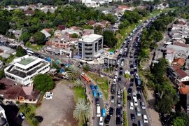 Kepadatan kendaraan menuju jalur wisata Puncak