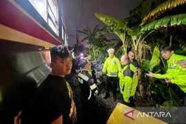 Mobil tertabrak KRL di Bogor: awalnya dari ban mobil selip