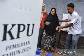 Petugas KPPS PSU Pilkada Kabupaten Serang mengenakan seragam sekolah