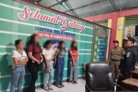 Satpol PP Damkar Agam amankan lima artis sawer, dua dikirim ke panti sosial