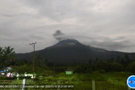 Gunung Lewotobi Laki-laki erupsi tiga kali