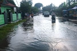 Ruas jalan protokol di Rangkasbitung banjir akibat hujan lebat