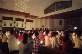 Lilin Paskah terangi Gereja Katolik Paroki Regina Pacis Tanjungpandan