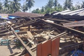 Los pedagang di Pasar Lurah Ampalu Padang Pariaman ambruk