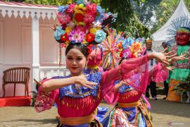 Ada kuliner khas yang dibagikan gratis di "Lebaran Betawi 2025"