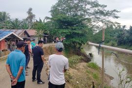 Bupati HST instruksikan PUPR segera perbaiki jalan longsor