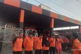 Tim SAR cari pemuda hilang terseret ombak di Padang