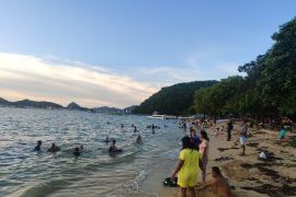 Warga Labuan Bajo membawa keluarga nikmati liburan Paskah di pantai