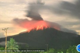 Gunung Lewotobi  Laki-laki erupsi dua kali pada Minggu malam