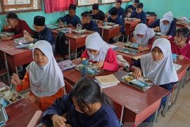Siswa SD dan SMP di Tanjungpinang dapat 4 pasang seragam gratis