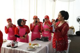 Pertamina beri penghargaan ke operator SPBU perempuan