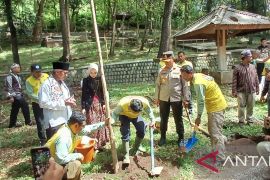Jaga lingkungan, Pemkot Kediri tanam pohon di area Gua Selomangleng