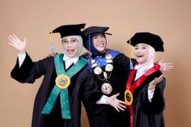 Potret Kartini dari tiga profesor bersaudara