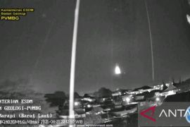 Dentuman keras erupsi Gunung Marapi terdengar hingga ke Padang Panjang