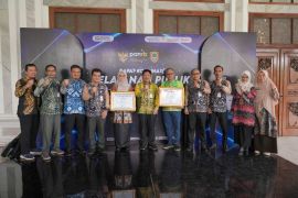 Pemkab HST raih penghargaan pelayanan publik dan akuntabilitas kinerja