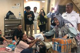 Pelni Ambon bagikan bingkisan pada penumpang perempuan peringati Hari Kartini