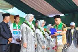 Bupati Meranti bersama UAS hadiri wisuda santri Ponpes Darul Fikri