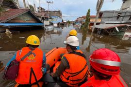 PLN's 71 personnel secure electricity during flooding in Barito Utara