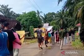 Dua desa di Mukomuko demo kades karena dugaan skandal asmara