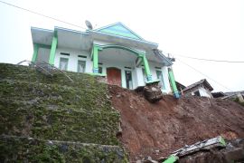 Pemkab Garut menyiapkan relokasi rumah warga korban tanah bergerak