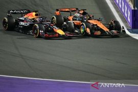 Pembalap Red Bull Max Verstappen tetap bersyukur meski terkena penalti 5 detik