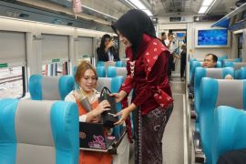 Hari Kartini, KAI Daop Jember bagikan suvenir ke penumpang perempuan