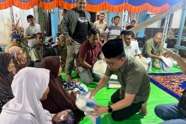 Bupati Sambas salurakan bantuan beras ke masyarakat Semelangi Besar