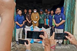 Pemkab Natuna salurkan bantuan pupuk subsidi kepada para kelompok tani