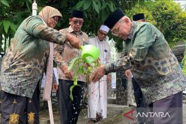 Kemenag Aceh Barat tanam ratusan pohon matoa untuk hijaukan lingkungan
