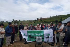 Petani di Solok lakukan uji coba drone untuk penyemprotan lahan