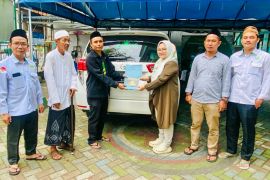 H Abdul Latif serahkan mobil operasional untuk Ponpes dan Organisasi Keagamaan