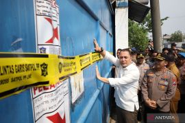 Pemkot Surabaya bersama Polres Tanjung Perak segel gudang tak miliki izin