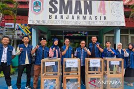 ISFO serahkan keranjang sampah kepada SMA Kota Banjarmasin
