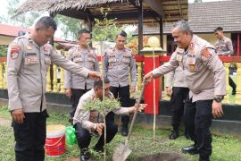 Polres Lingga tanam pohon ketapang dalam rangka peringati Hari Bumi