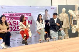 Tim Mahasiswa Fashion BINUS University tampilkan warisan budaya Indonesia