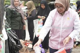 Srikandi PLN UID Kalselteng pilah sampah di Hari Kartini