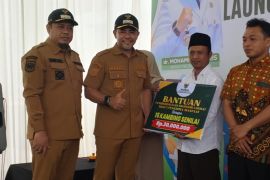 Baznas Probolinggo salurkan 15 ekor kambing untuk pemberdayaan ekonomi