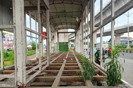 Warga sayangkan kondisi halte Transjakarta di Jalan Bekasi-Cakung terbengkalai