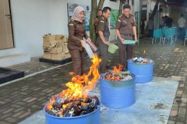 Kejaksaan Negeri Semarang memusnahkan puluhan ponsel dan senjata tajam