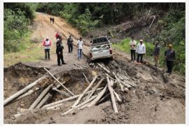 Wagub Kaltara Meninjau Jalan Rusak di Perbatasan Apau Kayan