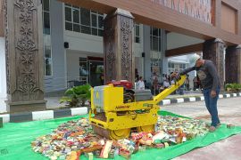 Kejari Pontianak memusnahkan barang bukti dari 106 perkara