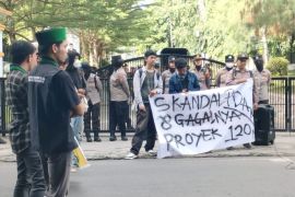 Mahasiswa demo serukan copot Plt Dirut PDAM Lombok Timur