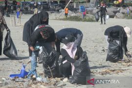 Pelaku pariwisata bersihkan pantai di Aceh