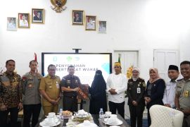 Kajati Sulsel serahkan dua sertifikat tanah wakaf di Takalar